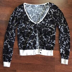 Black and white ‘lace’ patterned top Size S